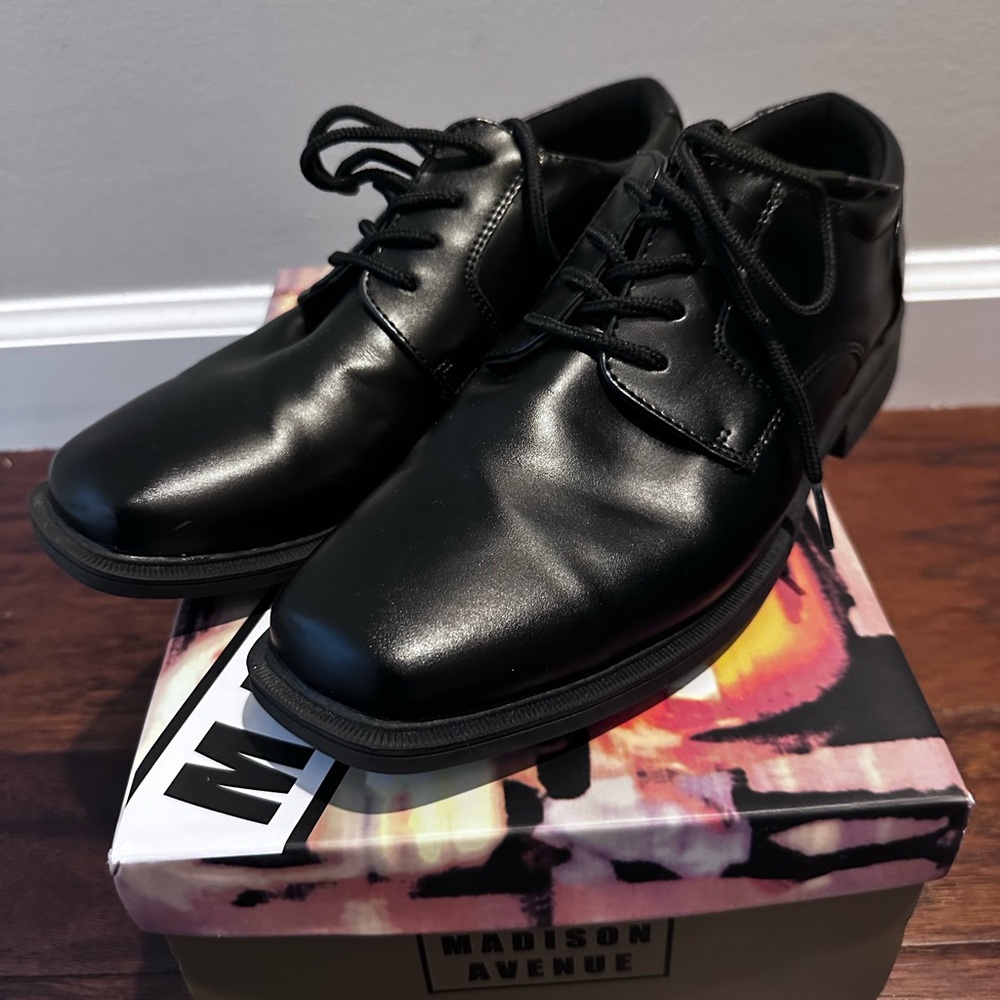Boys dress shoes. size 5. Worn once.